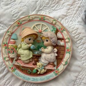 PRECIOUS MOMENTS SCULPTED PLATE FRIENDSHIP HITS THE SPOT SHARING THE MOMENTS